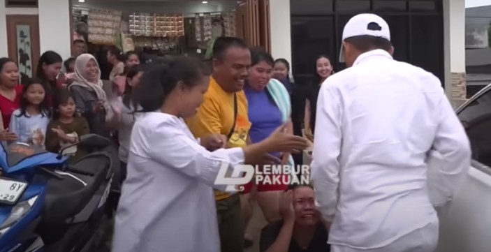 Gubernur Jawa Barat Dedi Mulyadi disambut ibu-ibu menangis di lokasi sulit air bersih di Karawang