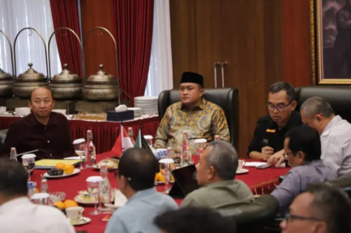 Bupati Bogor Rudy Susmanto saat rapat dengan KemenPU dan B2PN tentang penataan kawasan Puncak.