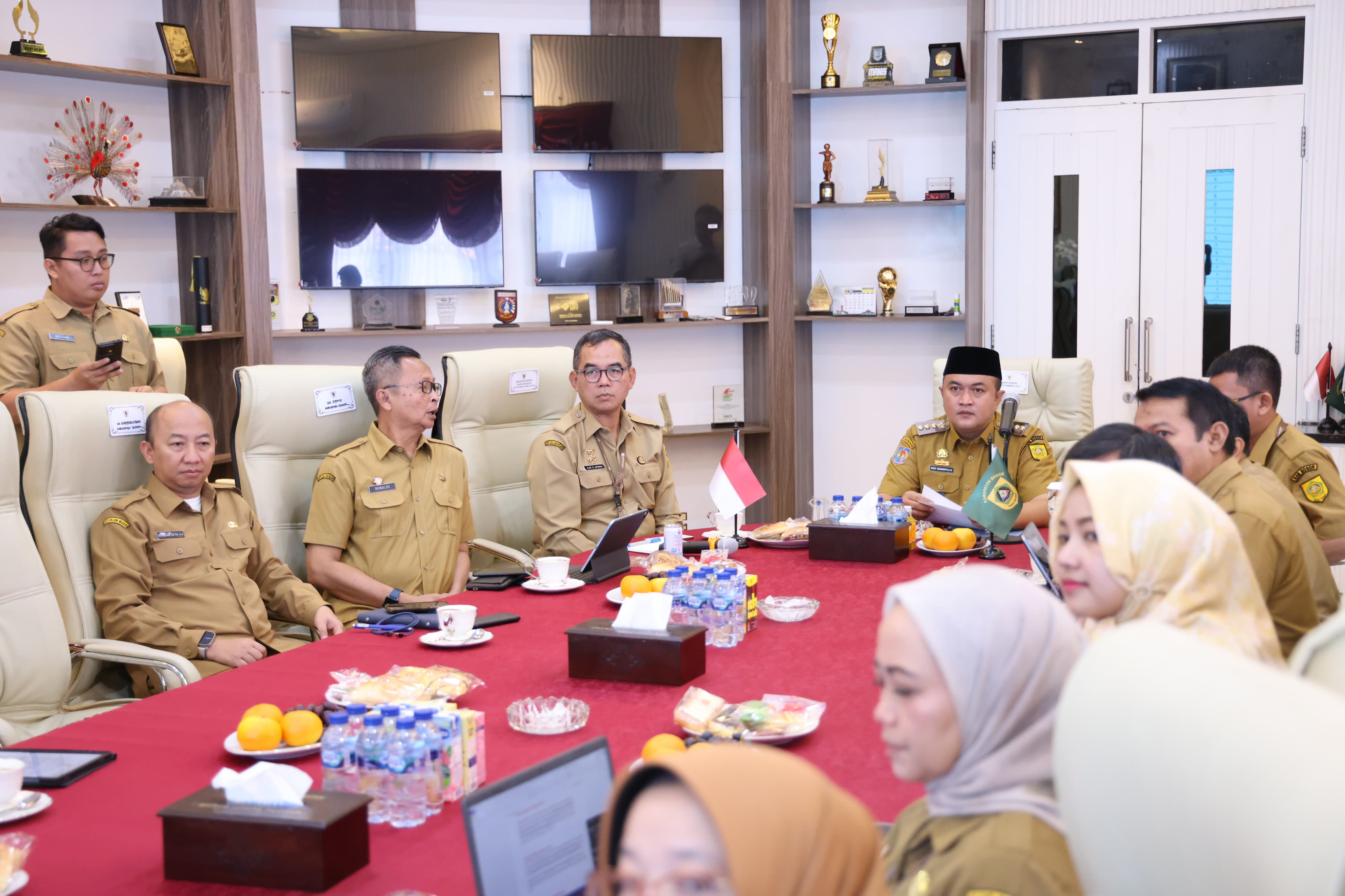 Pemkab Bogor, tengah memprsiapkan peresmian Koperasi Merah Putih di Desa Hambalang, Kecamatan Citeureup, yang jadi tempat launching nasional.