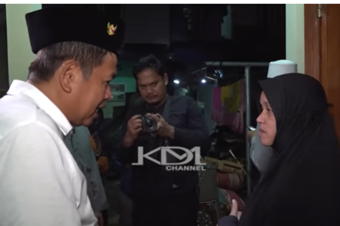 Gubernur Jawa Barat Dedi Mulyadi mendengar curhatan seorang ibu warga di lokasi longsor Megamendung, Kabupaten Bogor, Senin, 7 Juli 2025.