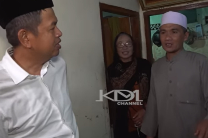 Gubernur Jawa Barat Dedi Mulyadi saat menyambangi lokasi longsor di Megamendung, Kabupaten Bogor, dalam peristiwa itu seorang santri meninggal.