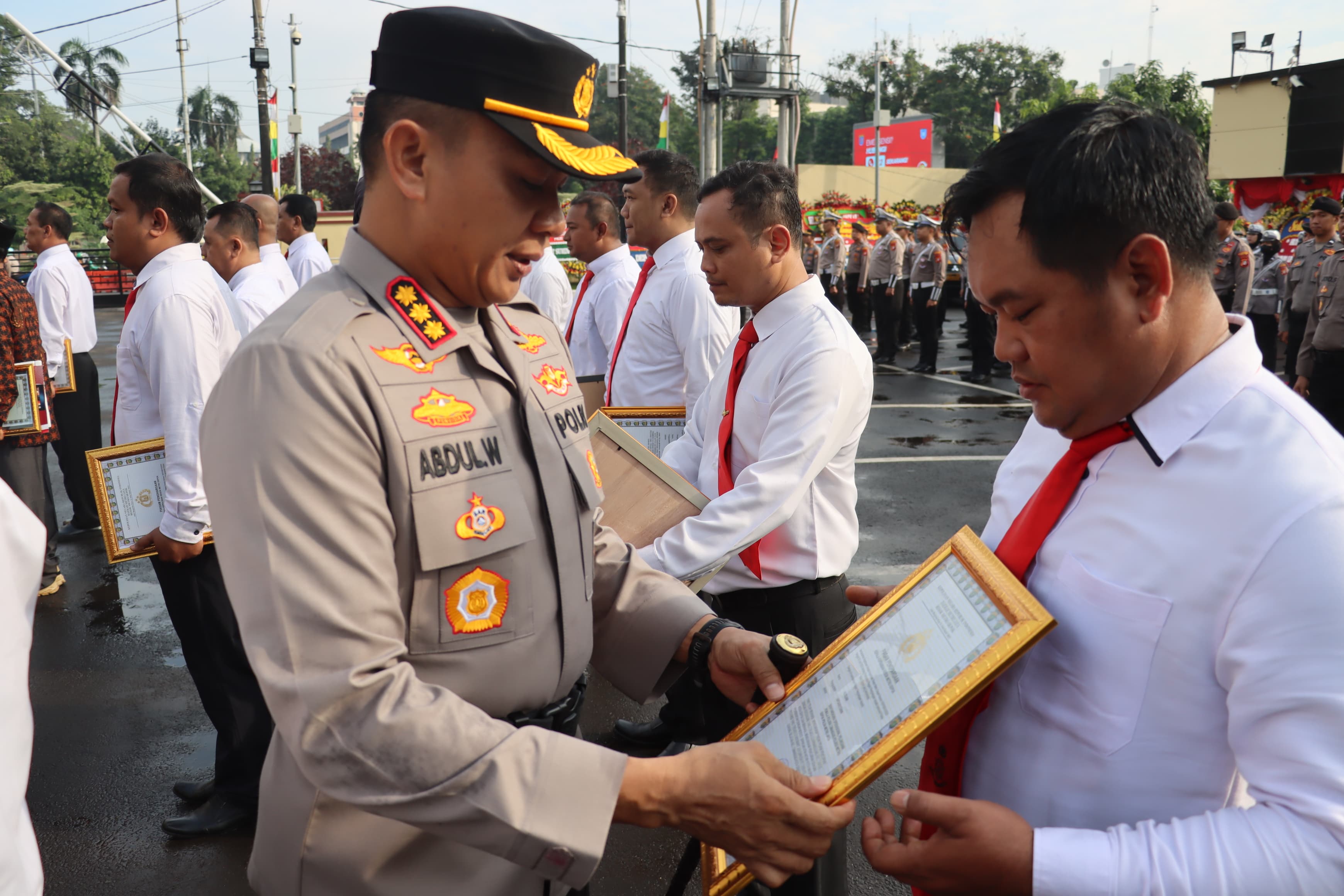 Kapolres Metro Depok berikan penghargaan kepada anggota Polsek Cimanggis.