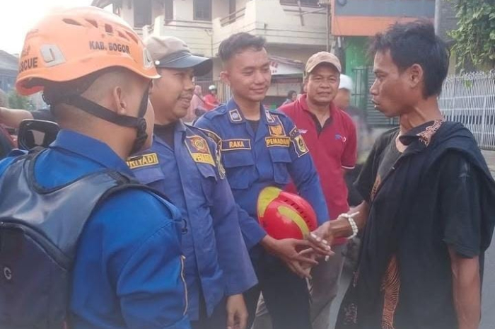 Petugas Damkar saat berhasil mengevakuasi ODGJ dari rumah warga di Cibinong.