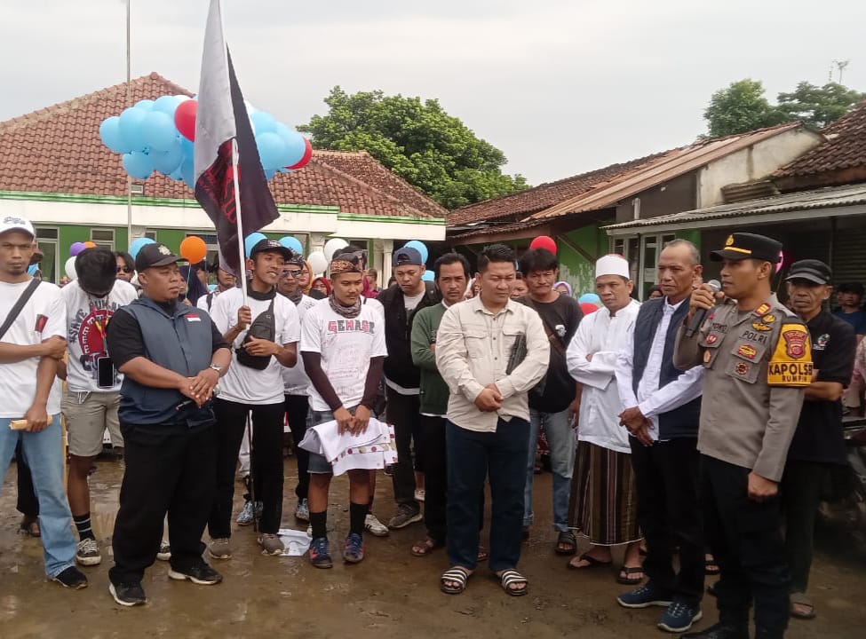 Belasan pemuda Desa Sukamulya, Kecamatan Rumpin, Kabupaten Bogor, bertekad melakukan long march ke Gedung Sate, Bandung, untuk bertemu Dedi Mulyadi.