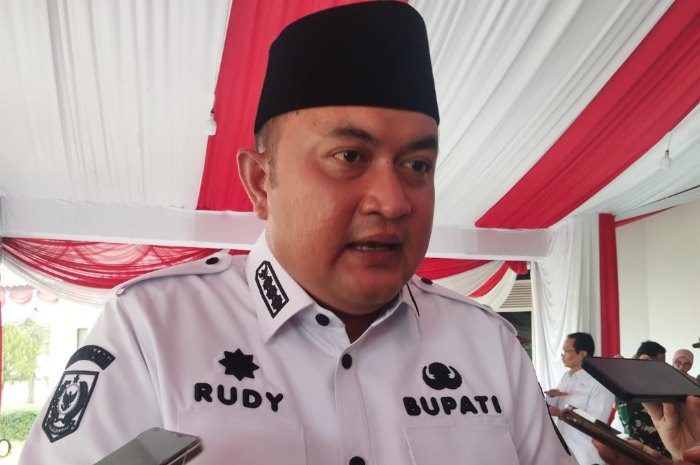 Bupati Bogor, Rudy Susmanto saat dimintai keterangan soal bencana alam di kawasan Puncak Kabupaten Bogor.