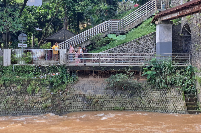 Kondisi tebingan yang longsor di kawasan Lapangan Sempur Bogor.