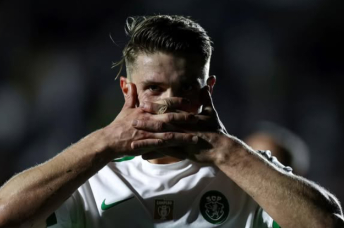 Viktor Gyokeres dengan selebrasi khasnya pasca mencetak gol untuk Sporting.