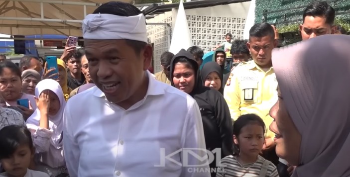 Gubernur Jawa Barat Dedi Mulyadi menanggapi tantangan warganet soal pembuangan limbah B3 ke sungai