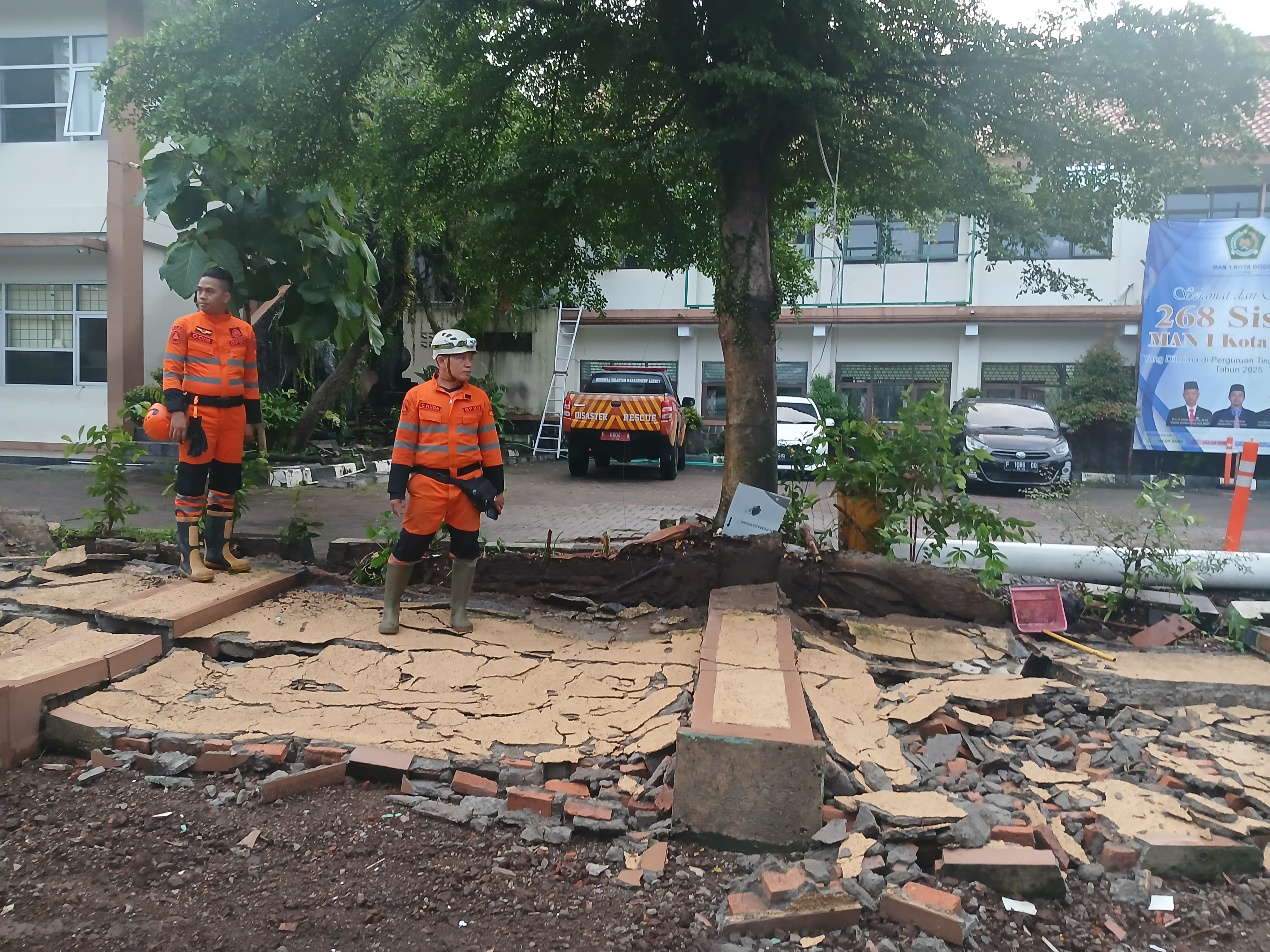 Tembok MAN 1 Kota Bogor, tiba-tiba ambruk akibat hujan deras.