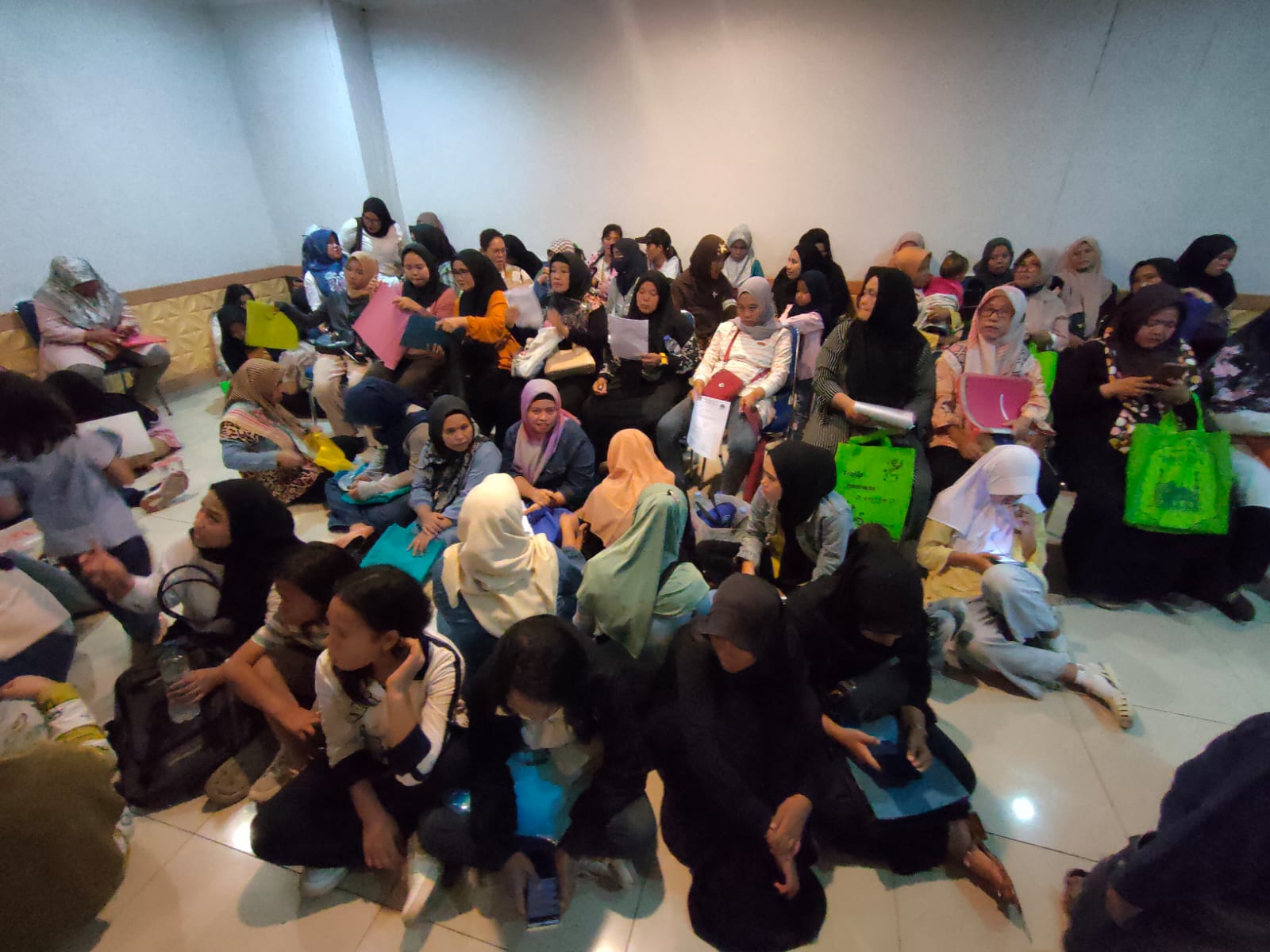 Ilustrasi, ratusan orang tua calon siswa SMP swasta di Kota Depok mendaftar RSSG. Jam masuk sekolah masuk pukul 06.30 WIB.