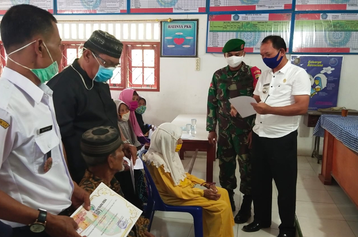 Penyaluran Bansos di Desa Air Joman