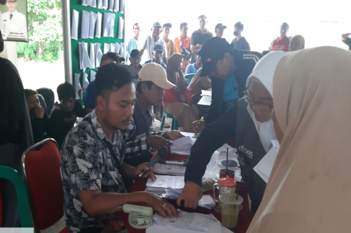 Penyaluran bansos di Desa Kaliwining