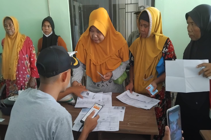 Penyaluran bansos di Desa Sukamanah
