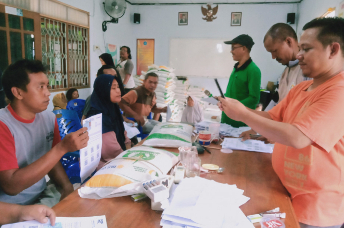 Penyaluran bansos di Desa Sumberejo