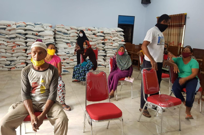 Penyaluran bansos di Desa Sumberkima