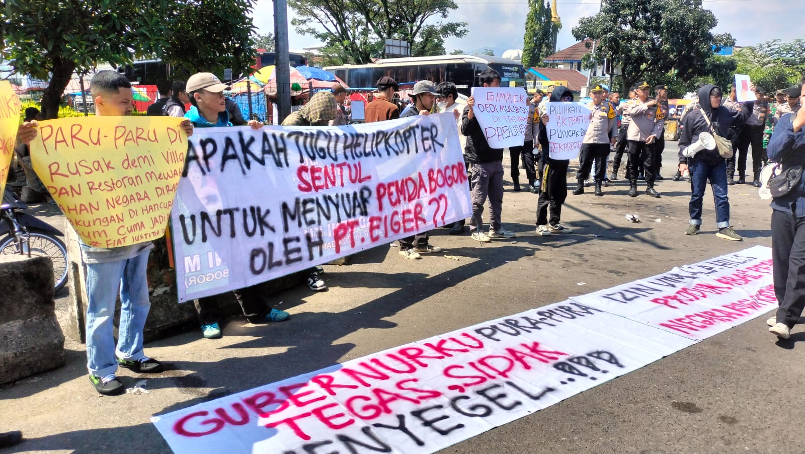 Sejumlah mahasiswa menggelar aksi unjuk rasa di Tugu Macan, Simpang Ciawi, Kabupaten Bogor, Kamis 10 Juli 2025.