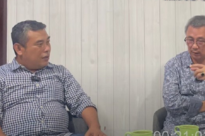Founder Lembaga Studi Vinus Indonesia, Yusfitriadi (kiri) berdiskusi di podcast Vinus Forum.