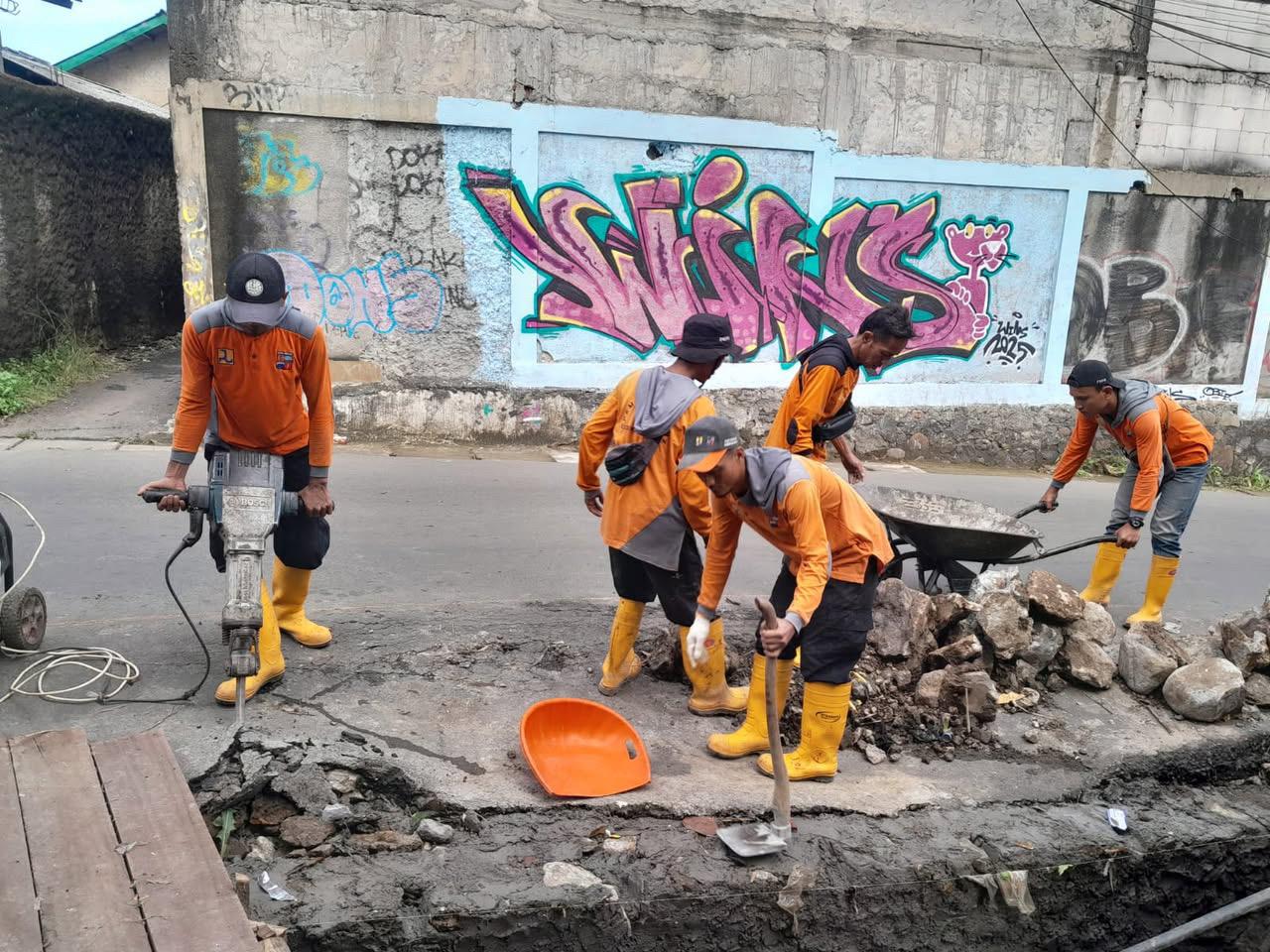 Dinas PUPR Kota Bogor, akhirnya memerbaiki ruas Jalan Johar Raya, Kecamatan Tanah Sareal, yang ambles.