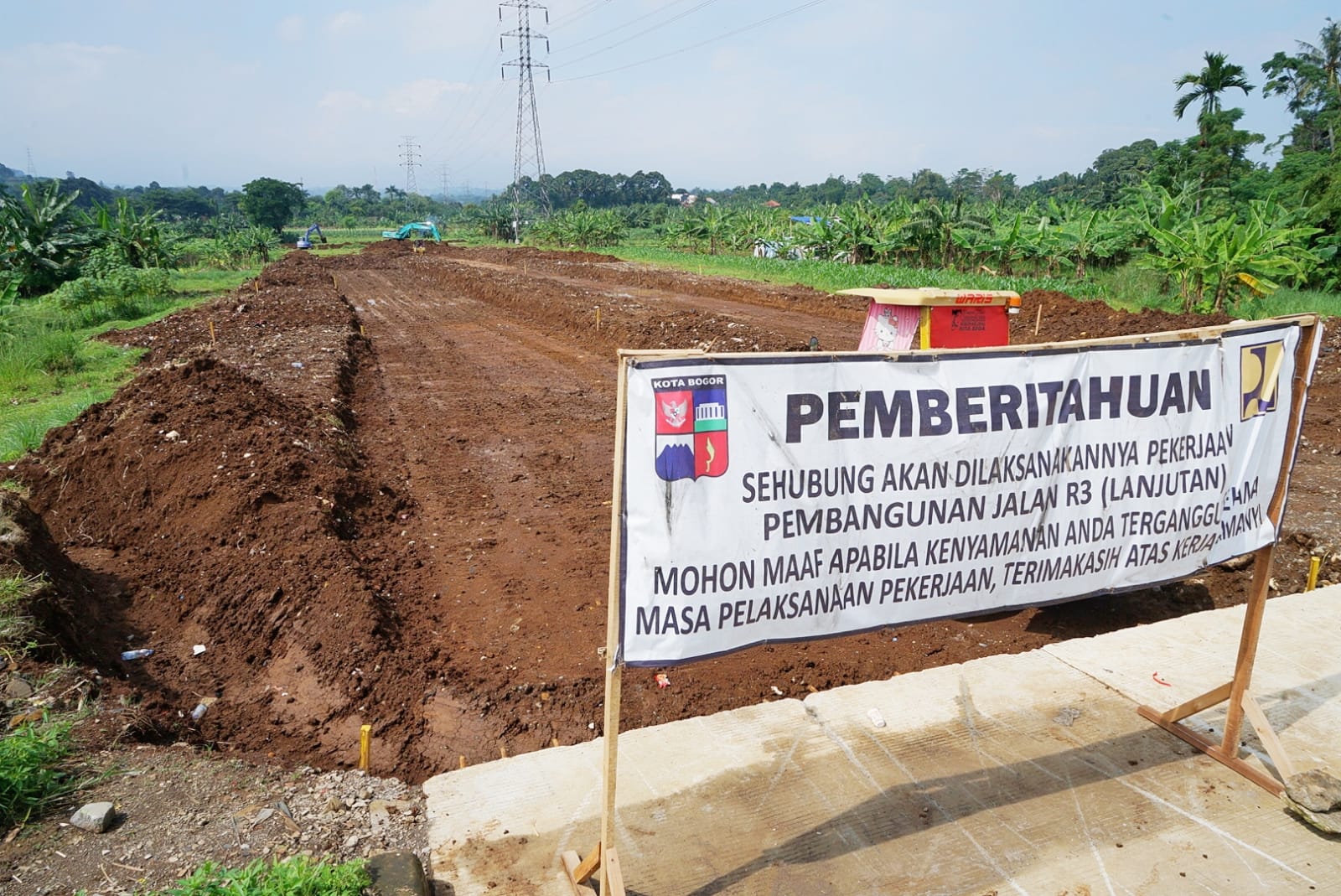 Pekerja dengan alat berat sedang melakukan  pekerjaan dilokasi pembangunan lanjutan Jalan R3 di Kelurahan Katulampa, Kota Bogor, Selasa 8 Juli 2025.