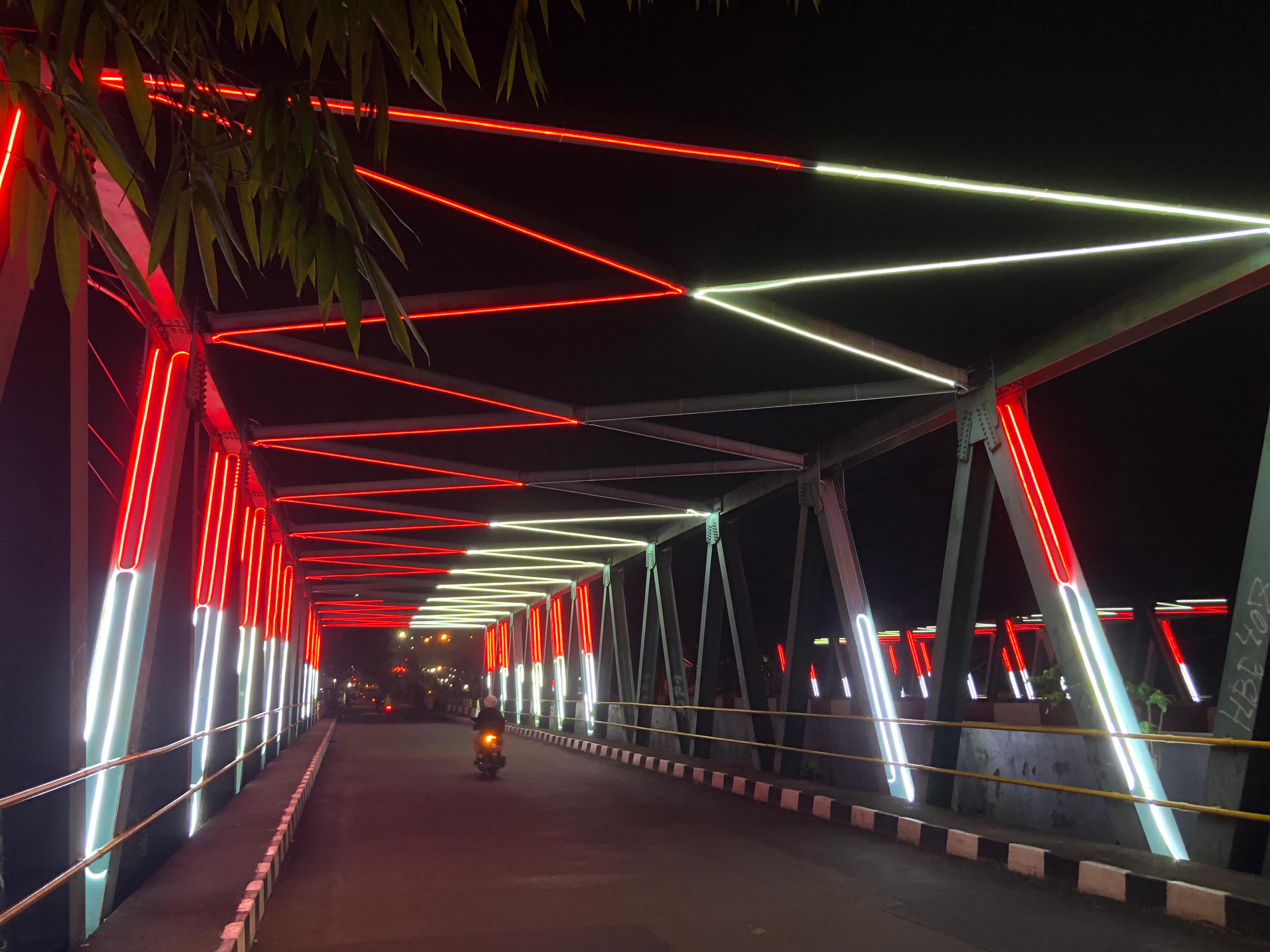 Kondisi terkini Jembatan Bambu Kuning Cibinong, Kabupaten Bogor, setelah dipasang lampu berwarna merah putih.