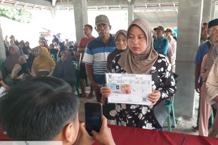 Penyaluran bansos di Desa Kaliwining
