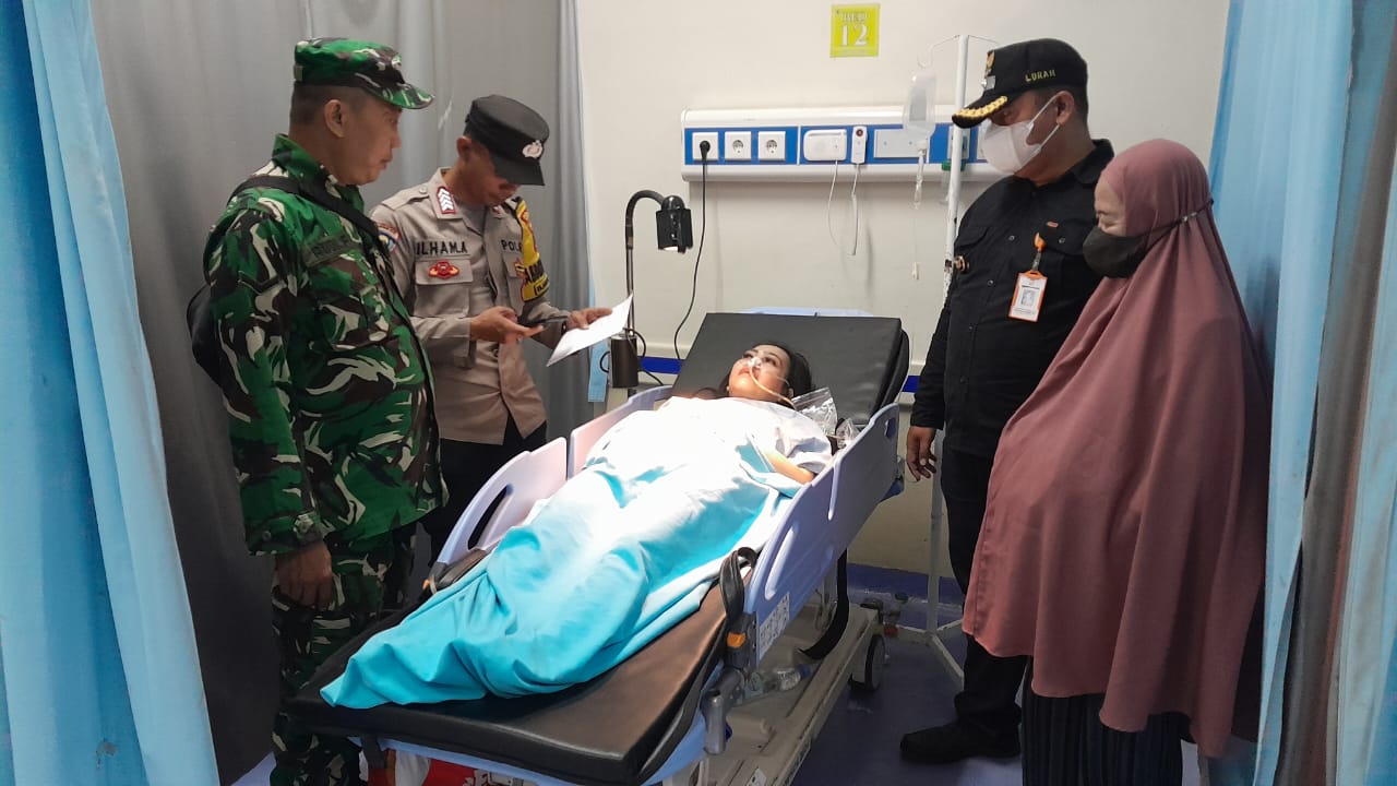 Perempuan korban penganiayaan oleh mantan pacarnya saat mendapatkan perawatan medis di RSUD Kota Bogor.