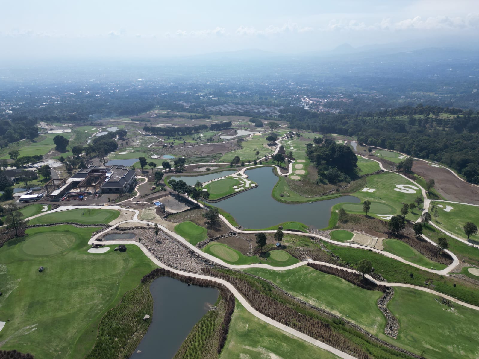 Pembangunan lapangan golf dan resort di kawasan kaki Gunung Salak, Desa Sukamantri, Kecamatan Tamansari, Kabupaten Bogor, dikeluhkan masyarakat.