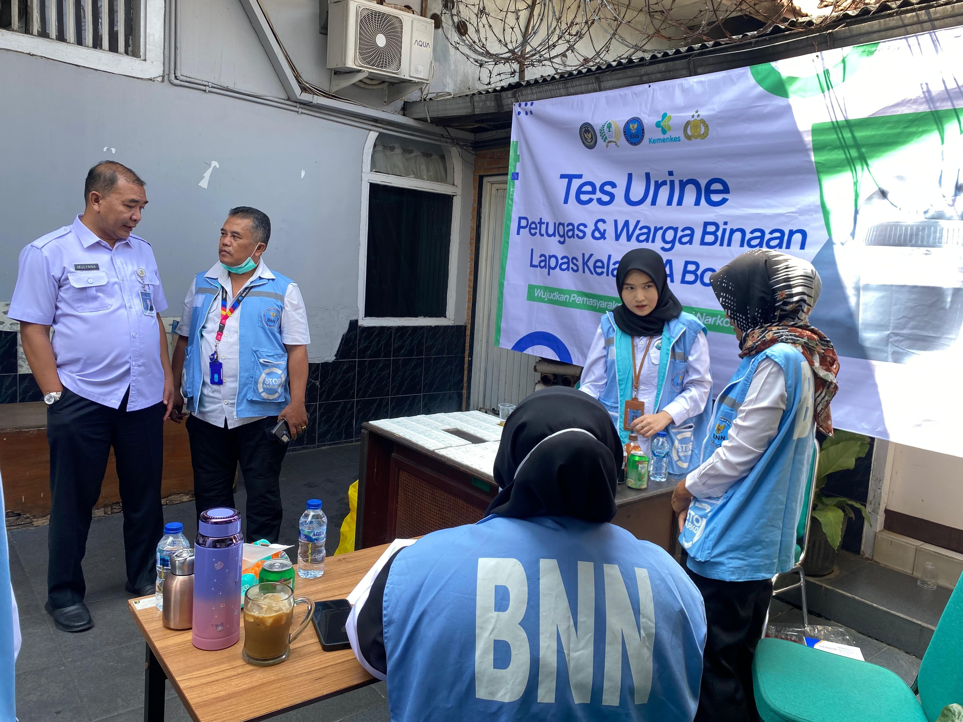 Tes urine yang dilakuian petugas dan warga binaan Lapas Kelas IIA Bogor.
