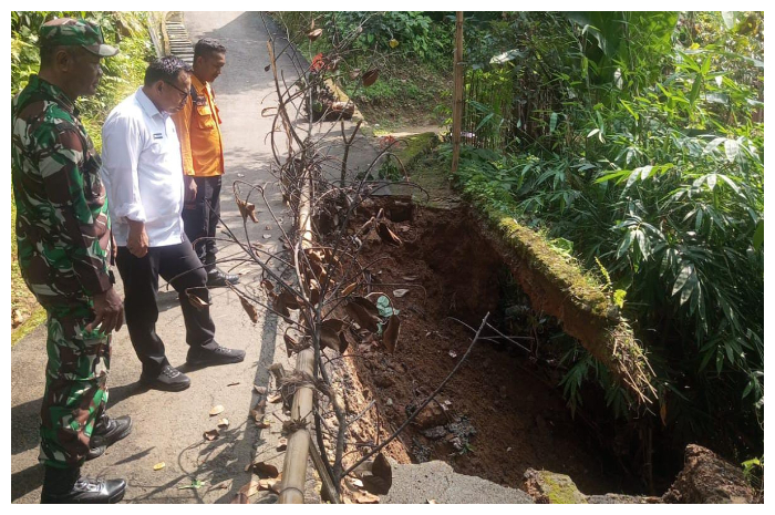 TPT di Jalan Kampung Sukamaju, Desa Karacak, Kecamatan Leuwiliang, Kabupaten Bogor, longsor.