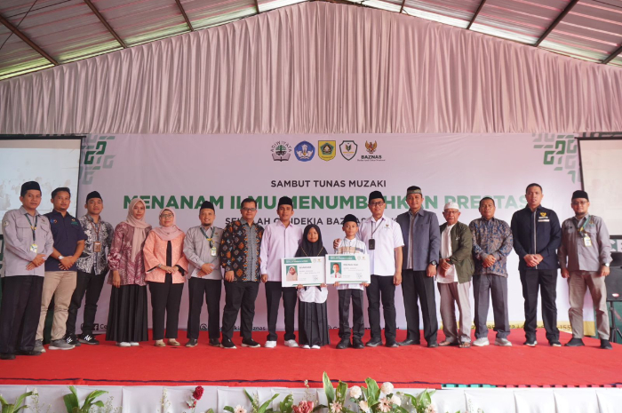 Simbolis pemberian beasiswa Sekolah Cendekia Baznas