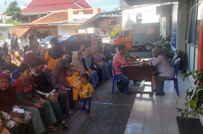 Penyaluran bansos di Kelurahan Kebonsari