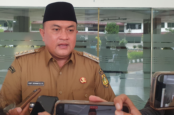 Bupati Bogor Rudy Susmanto saat memberi keterangan kepada wartawan.