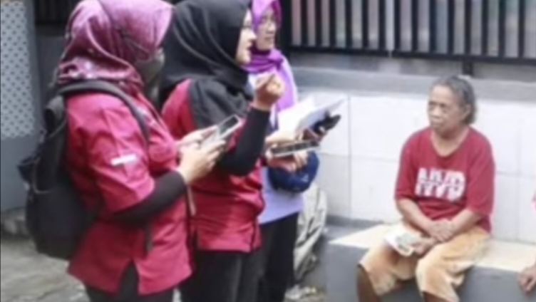 Ilustrasi penyaluran bansos ke penerima