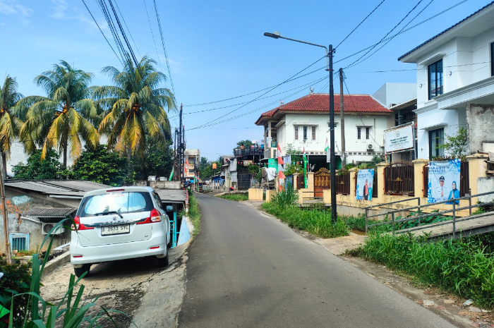 Suasana Jalan Enggram, Depok jalan rencananya akan dilakukan pelebaran dan menjadi jalur alternatif di Sawangan Kota Depok.