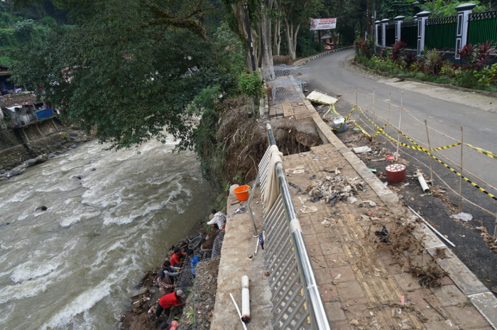 Kondisi dinding penahan tanah di Sempur Kaler Kota Bogor pasca longsor beberapa waktu lalu.