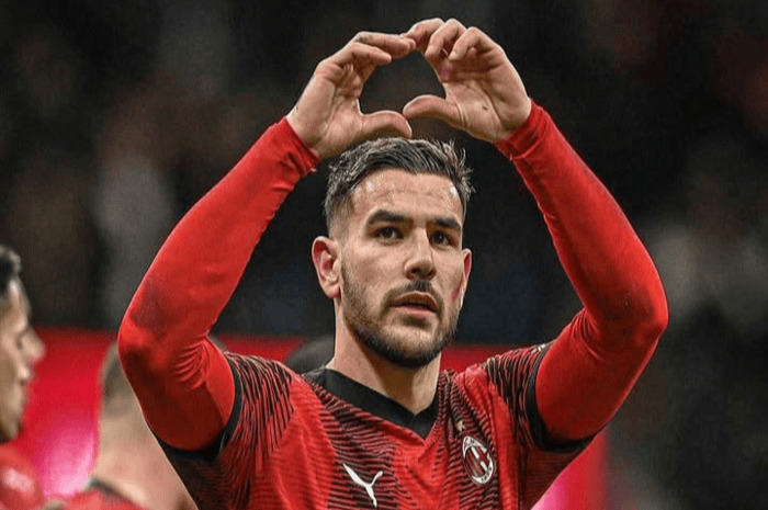 Theo Hernandez berselebrasi pasca mencetak gol untuk Milan.