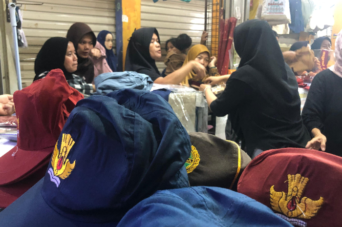 Sejumlah pembeli saat menyerbu toko seragam sekolah di Pasar Cibinong Kabupaten Bogor.