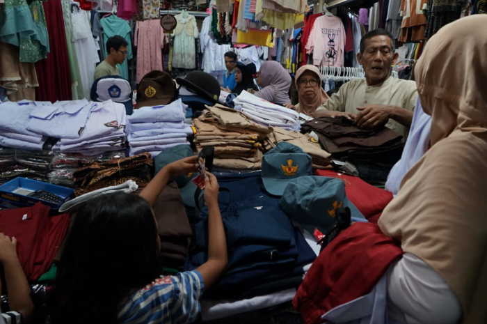 Suasana toko yang menjual seragam sekolah untuk tahun ajaran baru di Pasar Blok F Kota Bogor.