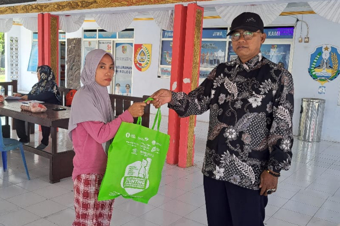 Penyaluran bansos di Desa Wirolegi