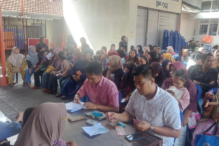 Penyaluran Bansos di Kelurahan Kebonsari