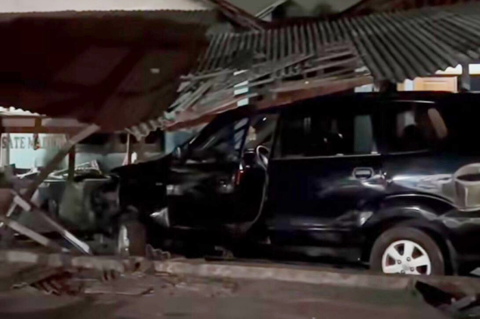 Kondisi mobil Avanza yang menabrak gerobak sate di Bojonggede Bogor.