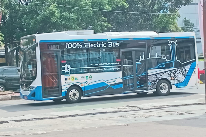 Bus Listrik Tegar Beriman saat melintas di Cibinong, Kabupaten Bogor.