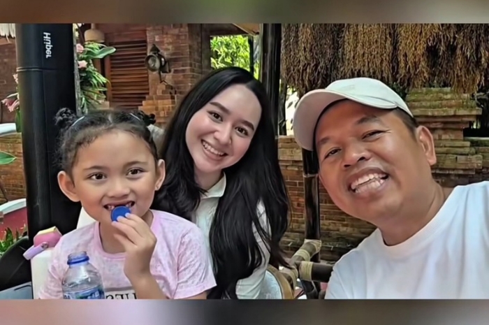 Gubernur Jawa Barat Dedi Mulyadi bersama wanita cantik asal Bandung.