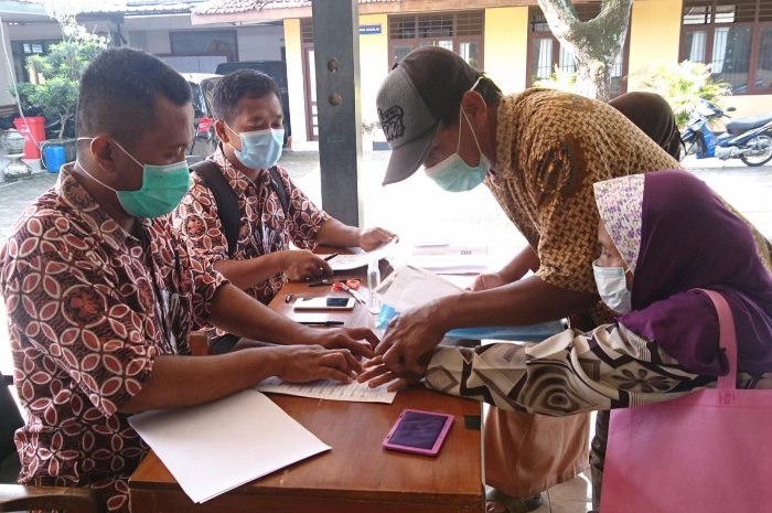 Penyaluran Bansos di Desa Poncosari