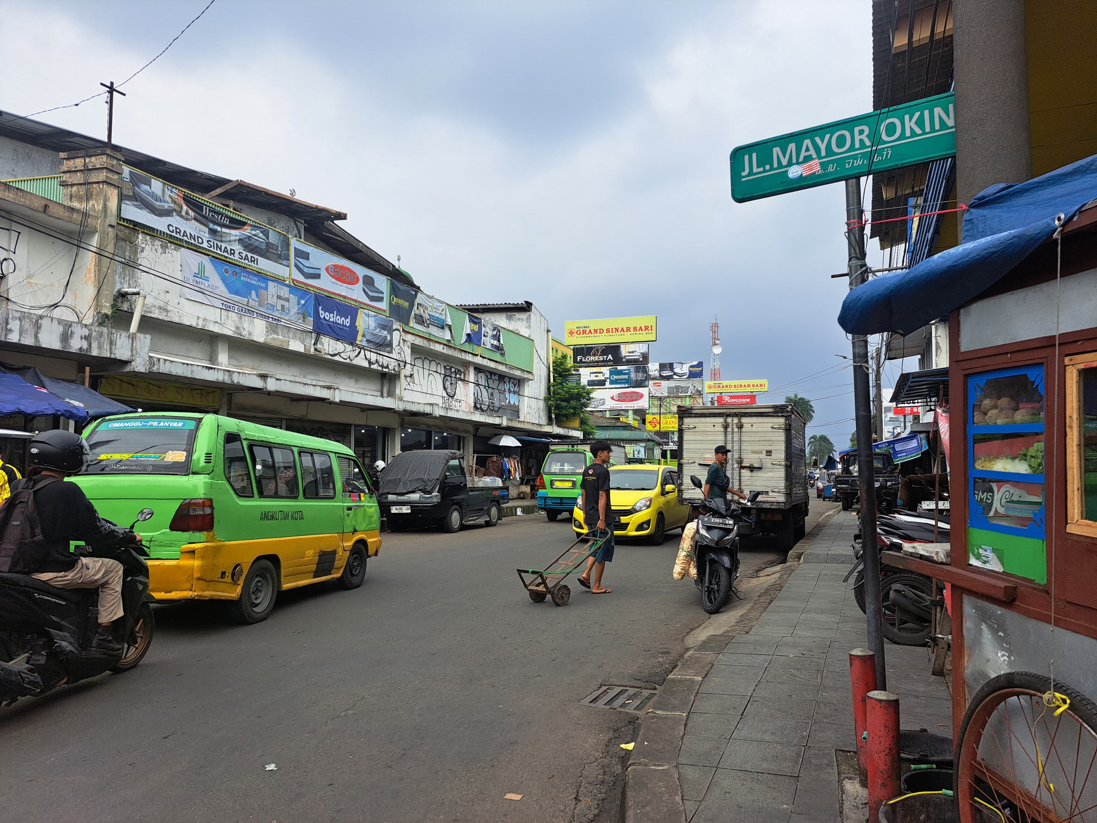 Sebagian pembatas di Jalan Mayor Oking yang kini dibuka khusus motor.