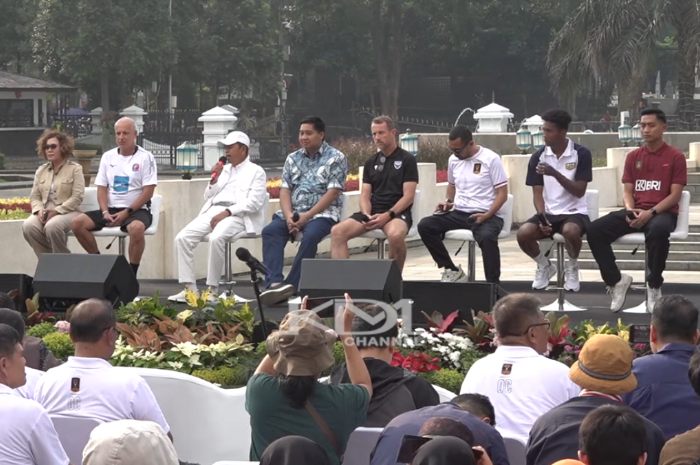 Gubernur Jawa Barat Dedi Mulyadi dalam konferensi pers Road to Final Piala Presiden 2025 di Gedung Sate