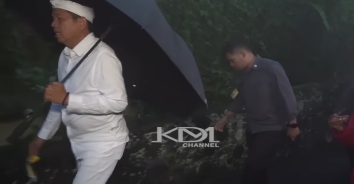 Gubernur Jawa Barat Dedi Mulyadi menggenggam sampah di sekitar lokasi rumah Kades Tugu Utara Cisarua Bogor