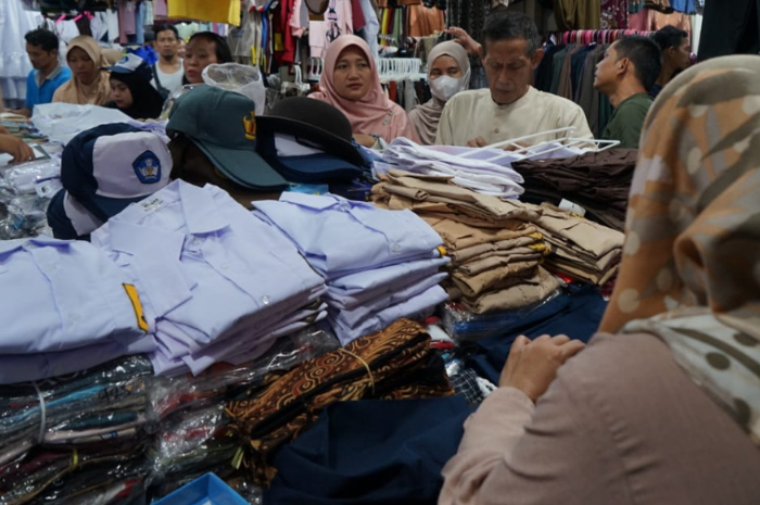 Para orang tua di Kota Bogor sedang membeli seragam persiapan masuk sekolah.