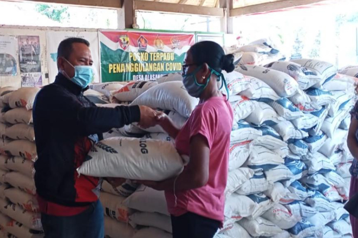 Penyaluran Bansos di Desa Alasangker