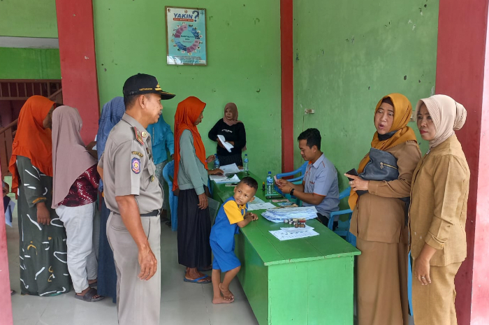 Penyaluran Bansos di Kecamatan Bubulan
